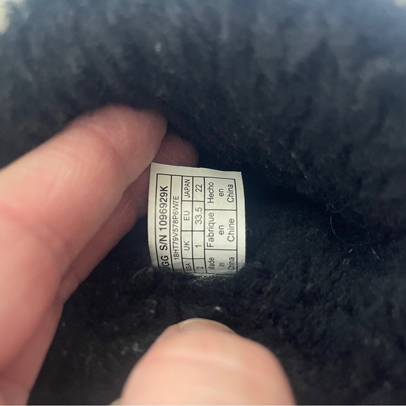 UGG‎ Classic Short Patchwork Fluff Boot Black Youth Size 2 - Picture 8 of 8